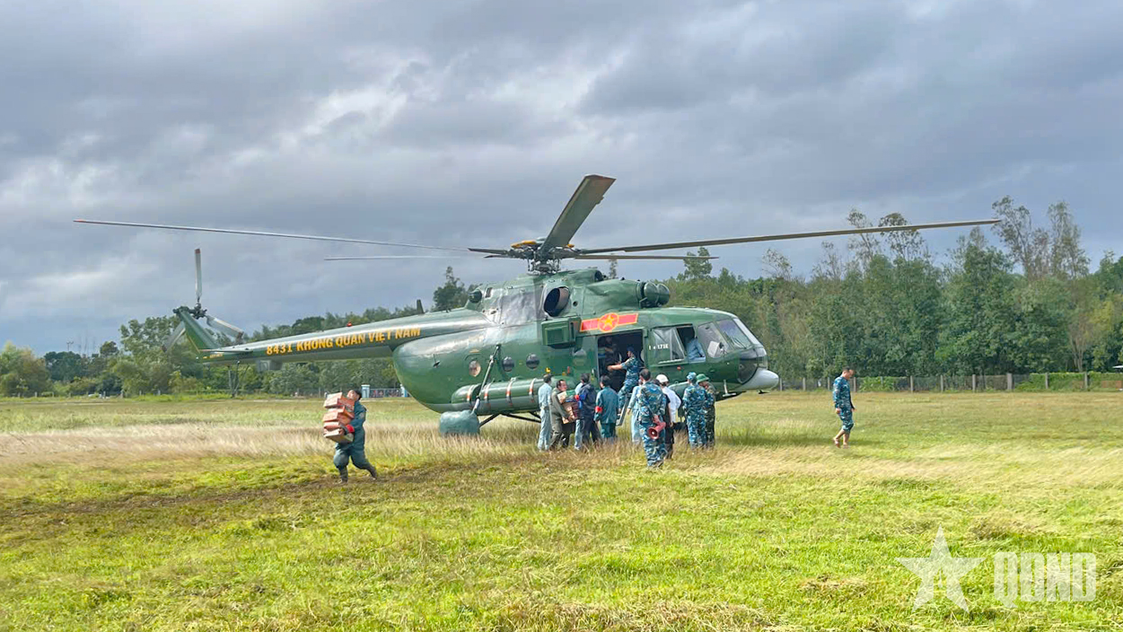 Trung đoàn Không quân 917 chở 20 tấn hàng tiếp tế nhân dân vùng lũ